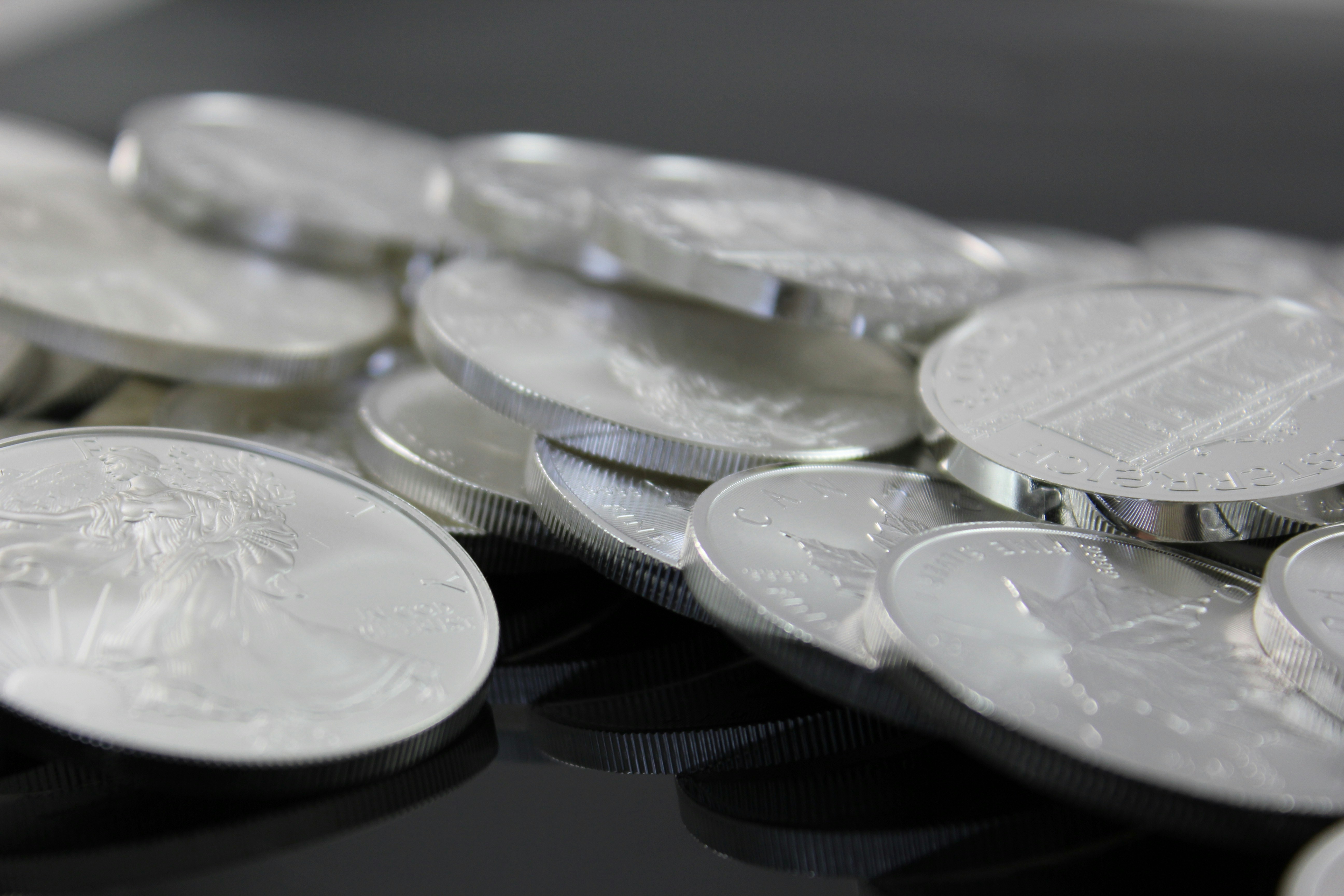 monete in argento su una superfice scura