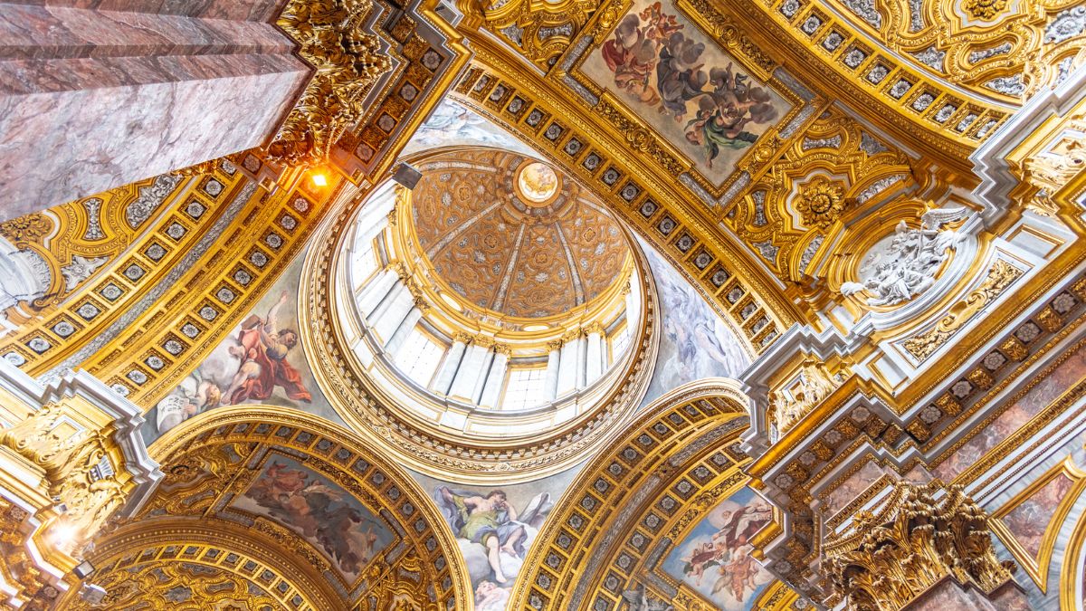 Affresco della Cappella Sistina a Roma, caratterizzato dalla decorazione in oro