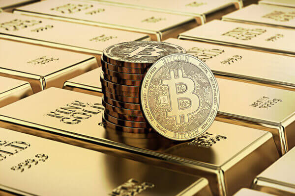 monete bitcoin su un piano di lingotti in oro