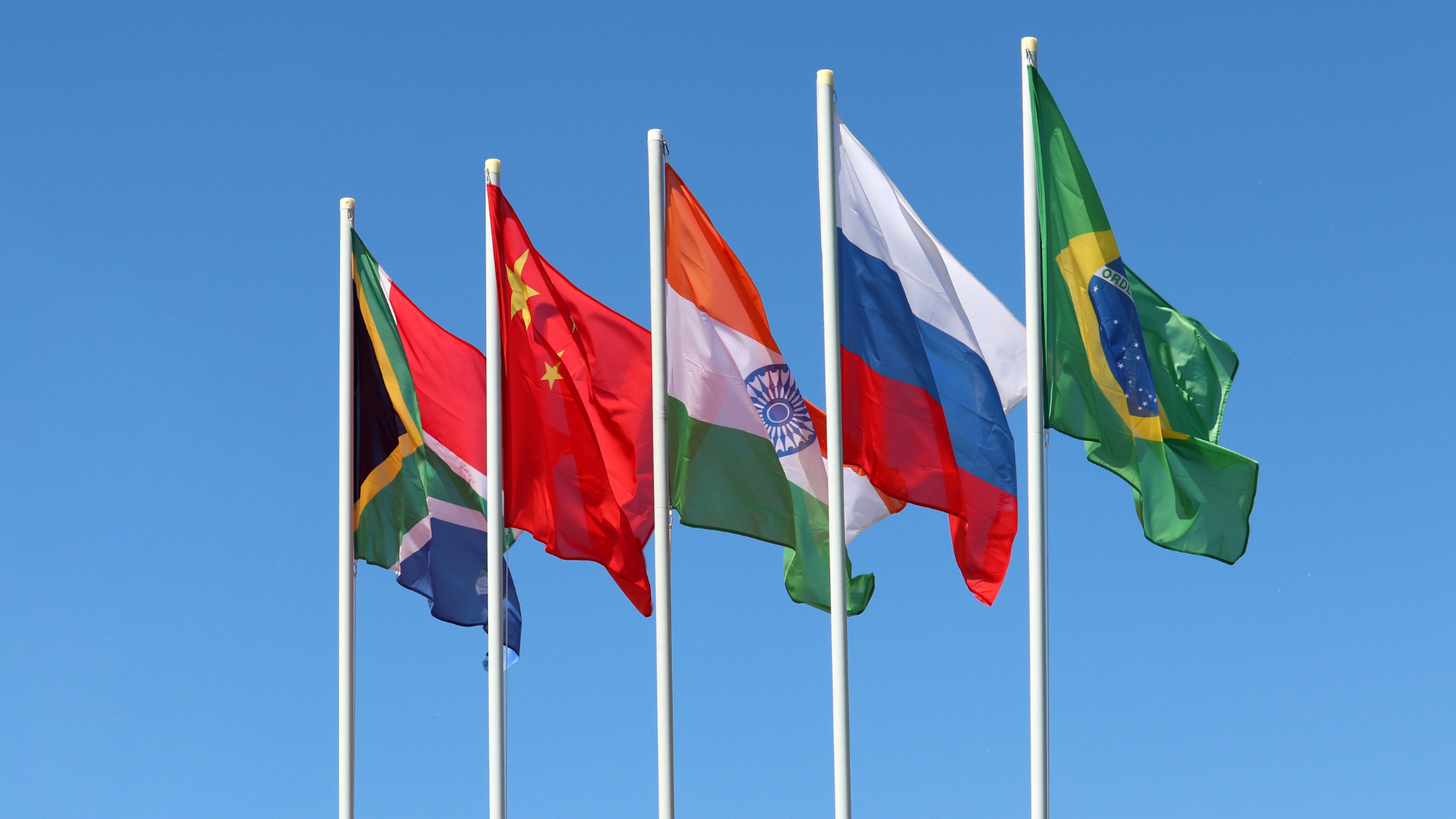 Aste con le bandiere del Sud Africa, della Cina, dell'India, della Russia e del Brasile