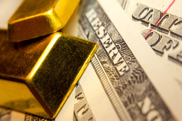 lingotti d'oro sopra dollari in banconote