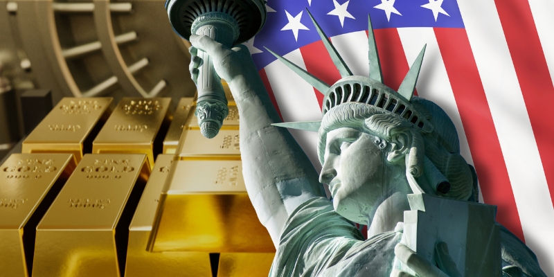 Statua della libertà con bandiera americana di sfondo e lingotti d'oro