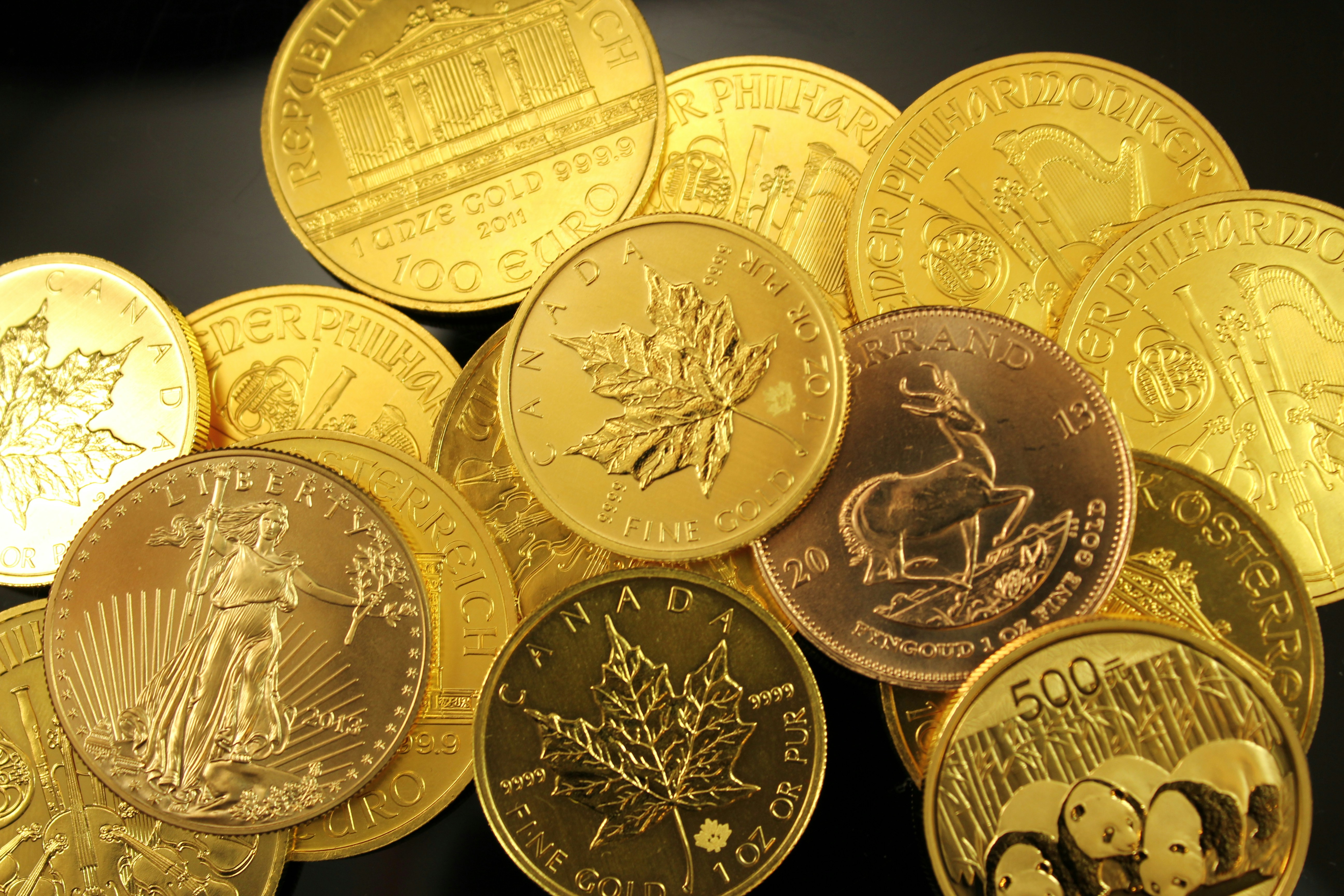 numerose monete in oro da collezione